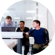 障害を持つ男性がいきいきと働く様子