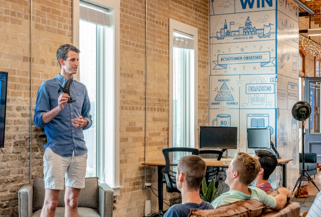 公演中の男性とそれを聴く人々